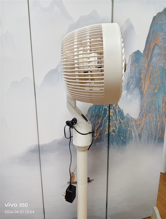 雅斯顿品牌循环扇 智能3D环绕** 语音遥控控制 材质： ABS+PP环保材质 配置：DC直流电机、负离子、香薰盒、驱蚊模块、遥控 现货100台