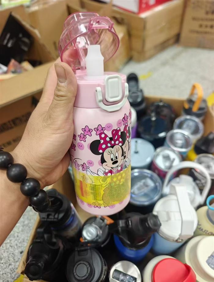 混款不锈钢保温杯3000个左右，清货5.8元一个，款式多，品质好，对路的速度与激情