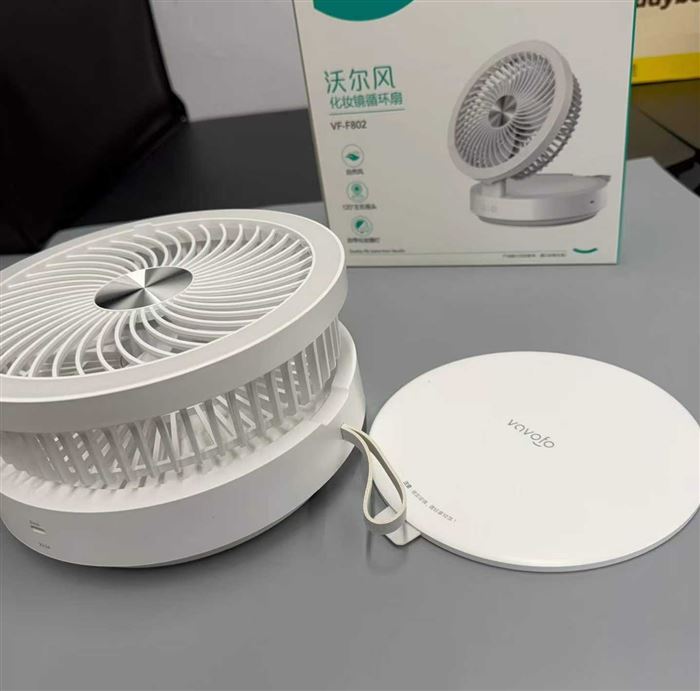 300套 vavofo 沃尔风化妆镜循环扇，三合一多功能 风扇+化妆镜+补光灯，一台搞定，120°自动**+手动俯仰调节 4档风速+自然风模式：柔风不吹乱发型，3600mAh大电池。质量超好，全新带包装，有兴趣私聊