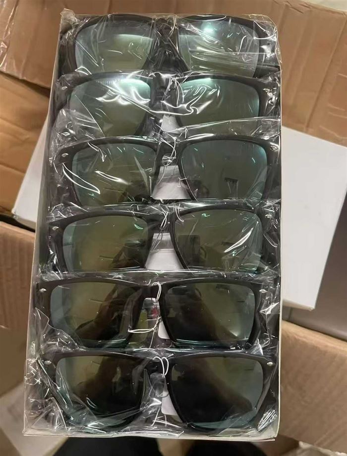 高品质整单墨镜10000个。原包装，几毛钱的事