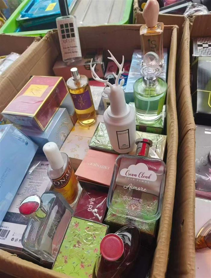 大瓶混装香水5000瓶，清货5.8元一瓶，品种非常好，瓶型好看，香味醇