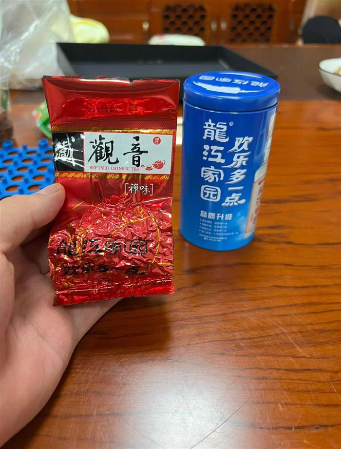 大厂家定制款茶叶到货20000罐，茶叶品质很好，原箱原件，当个福利品，赠品很不错，就卖个茶叶钱，罐子白送，给钱就卖