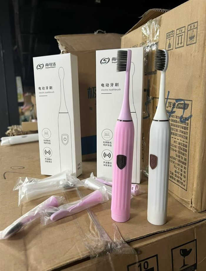 电动牙刷3838盒，一盒两个电动牙刷，配两个电池，配6个头，质量非常好，超低价出