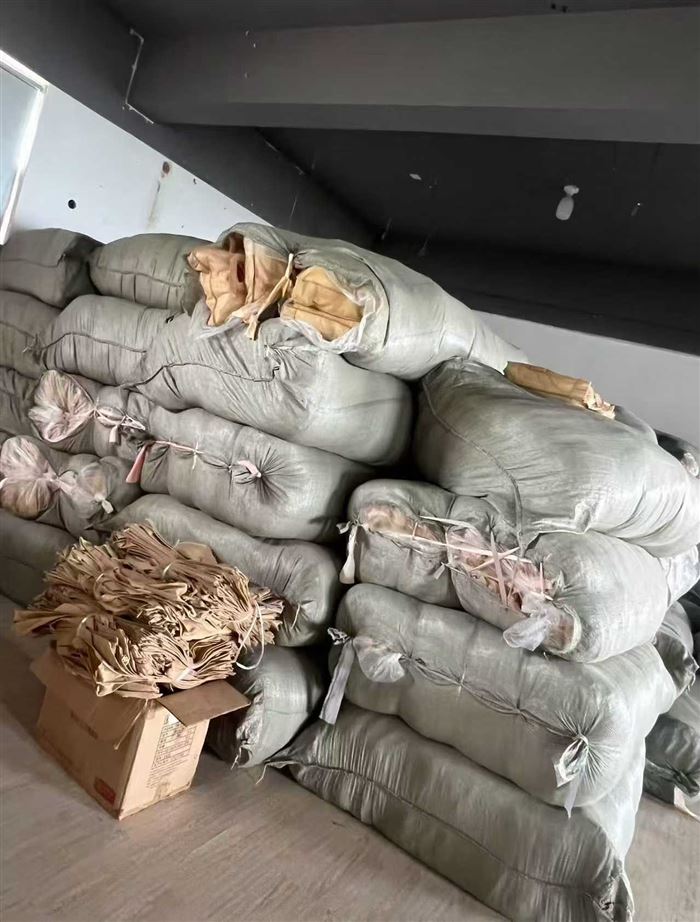 无印良品夏凉被3千多套， 尺寸2米×2.3， 有粉色 米黄 灰色，有授权，价格非常美丽