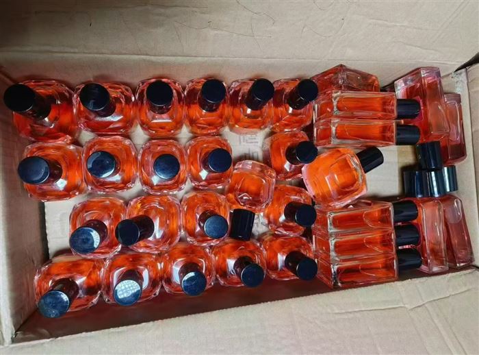 小香水20万瓶清货2.4元一瓶，香味醇，瓶型好看，品质保证，对路的速度与激情