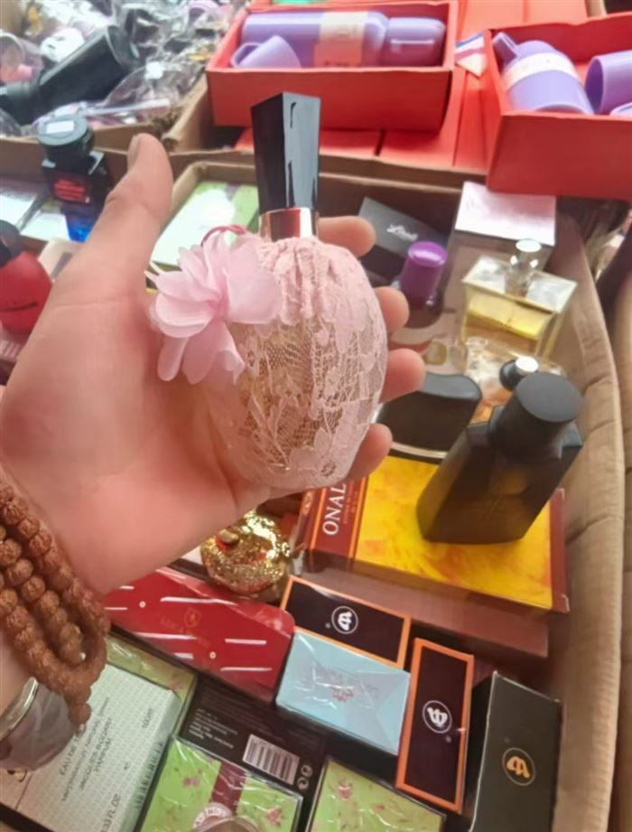 大瓶混装香水5000瓶，清货5.8元一瓶，品种非常好，瓶型好看，香味醇，对路的速度与激情