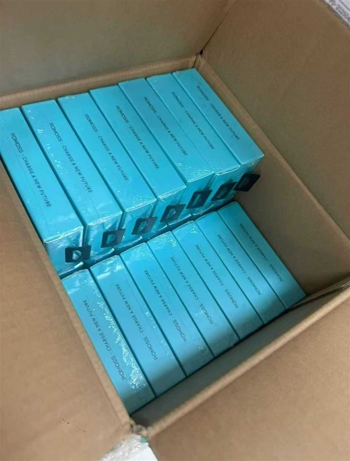 品牌罗马仕 10000 毫安充电宝 ​到货 8400 个，全新原箱带 3C 标 ​一箱 42 个