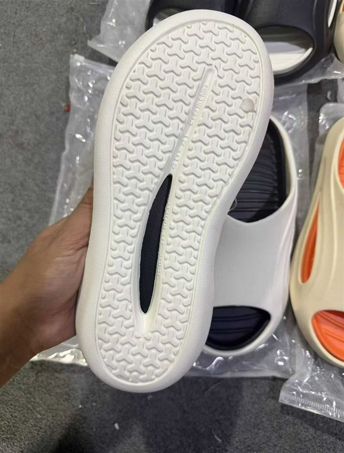 拖鞋10000双 一等品 厚底双色男款一字拖 40-45码一件100双 5.X元/双