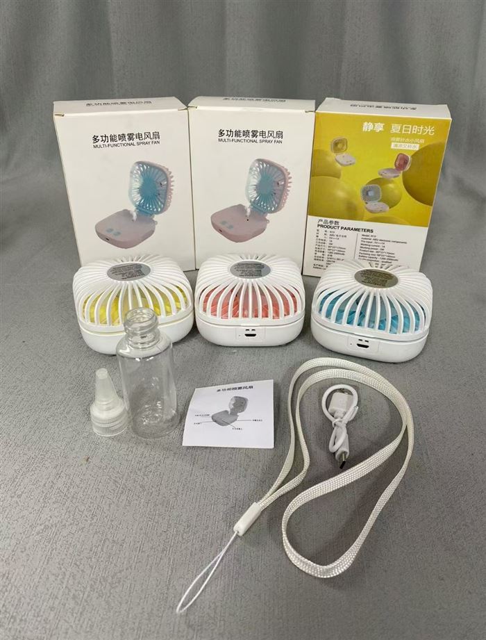 多功能喷雾风扇。风扇有4种速度档位。配有彩色LED灯。带有加湿器。库存量为3580个。每箱100个。 电池容量为1200mAh：1900个。 2000mAh：2980个。