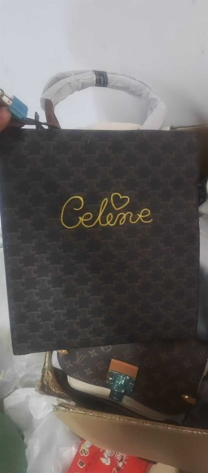 这批精品女包还剩2500来个，全部独立包装，都是牌子货，价格到位，对口私聊