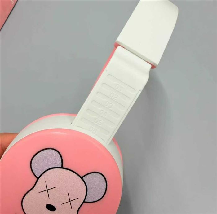 11400套 J40 暴力熊联名头戴式耳机带线 6μ 钢磁喇叭，直径 40mm 主打轻量化舒适佩戴 + 潮玩 IP 外观 + 网课 / 日常娱乐全场景通用 暴力熊 IP 联名设计 可调节头梁 佩戴更贴合舒适 兼容 PC、Mac、手机、Xbox、PS4、Switch 等主流设备，无需额外驱动，插线即用，全新整齐带包装，有兴趣私聊