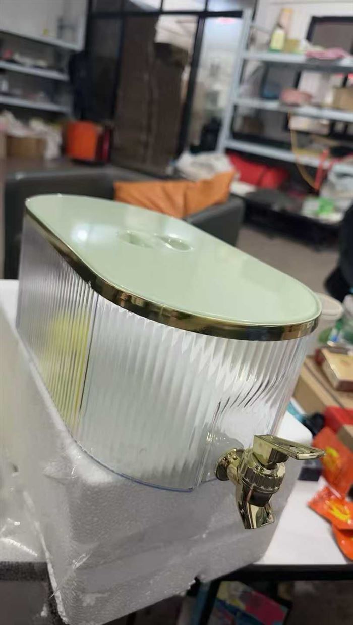 冰箱冷水壶 200 个左右，便宜处理！