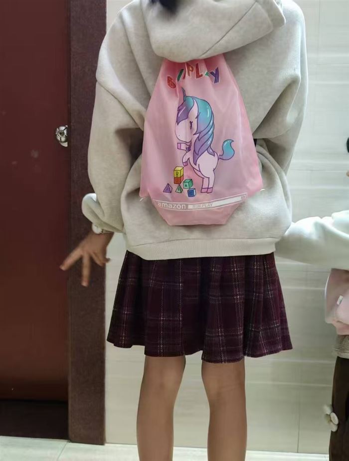 卡通双肩包5个颜色 剩余13000个 小孩放玩具书本小东西都可以 毛毛钱一个