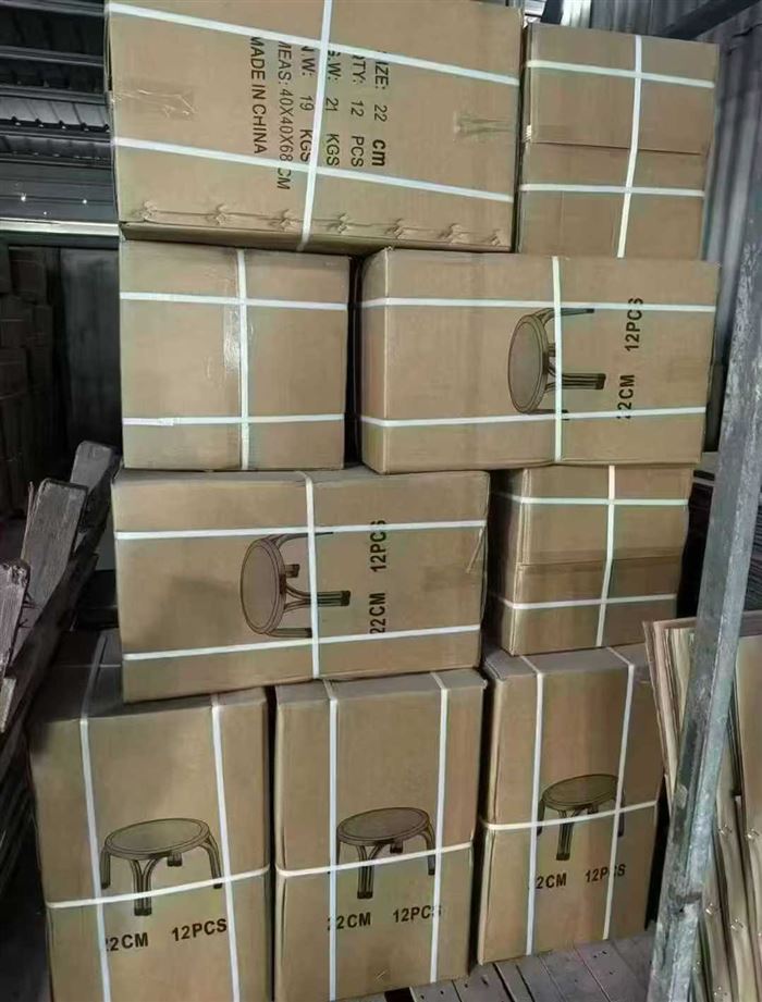 不锈钢凳子到货10000张。22、30、47三个尺寸都有。原箱原件，质量保证。十几块一个。感兴趣的老板速度联系我。