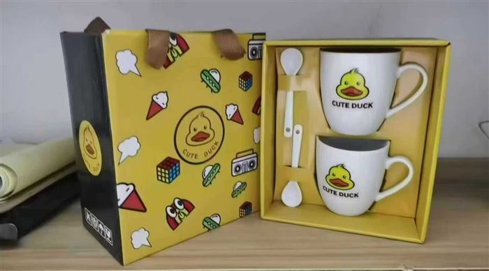 小黄鸭礼盒套杯1580套，清货5.8一套。