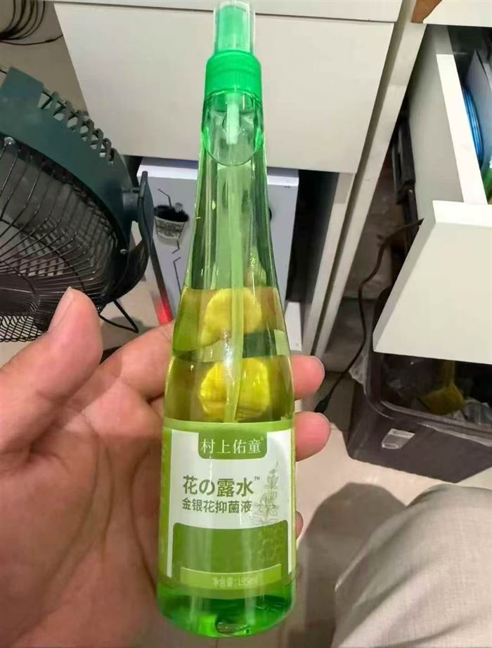2万瓶金银花花露水，日期到27年，两种，箱规：每箱40/50瓶， 清货￥0.4元一瓶