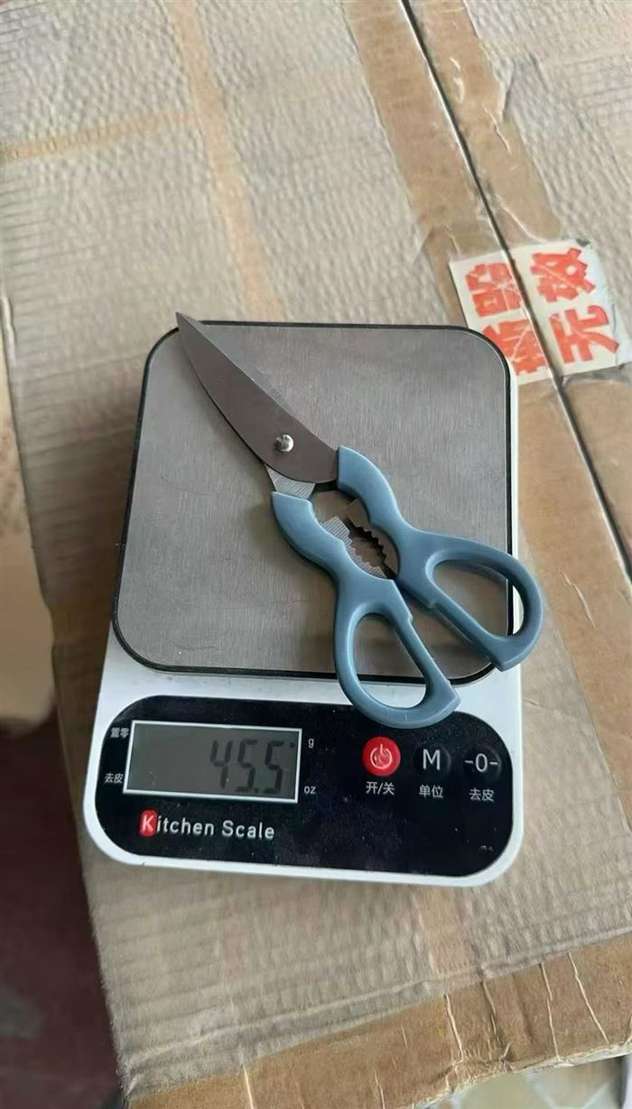 小剪刀处理最后6300把，每件900装。毛毛钱一个