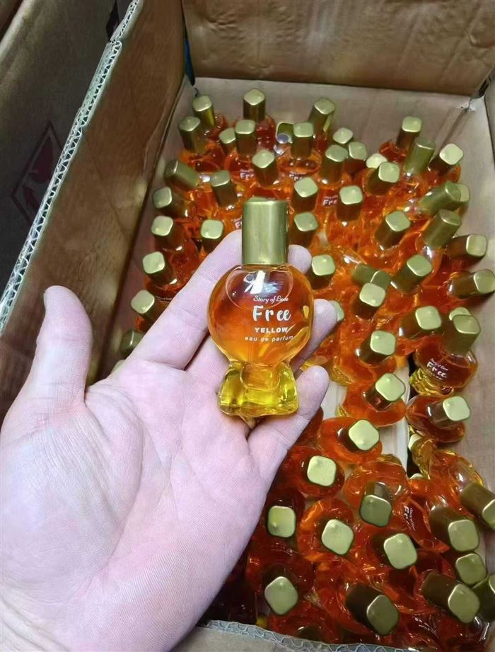 20万瓶小香水，清货2.4元一瓶，香味醇，瓶型好看，品质保证