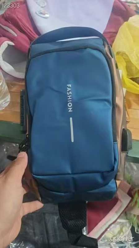 背包4000个机车胸包，新鲜的，大白菜价至 至少3个拉链兜