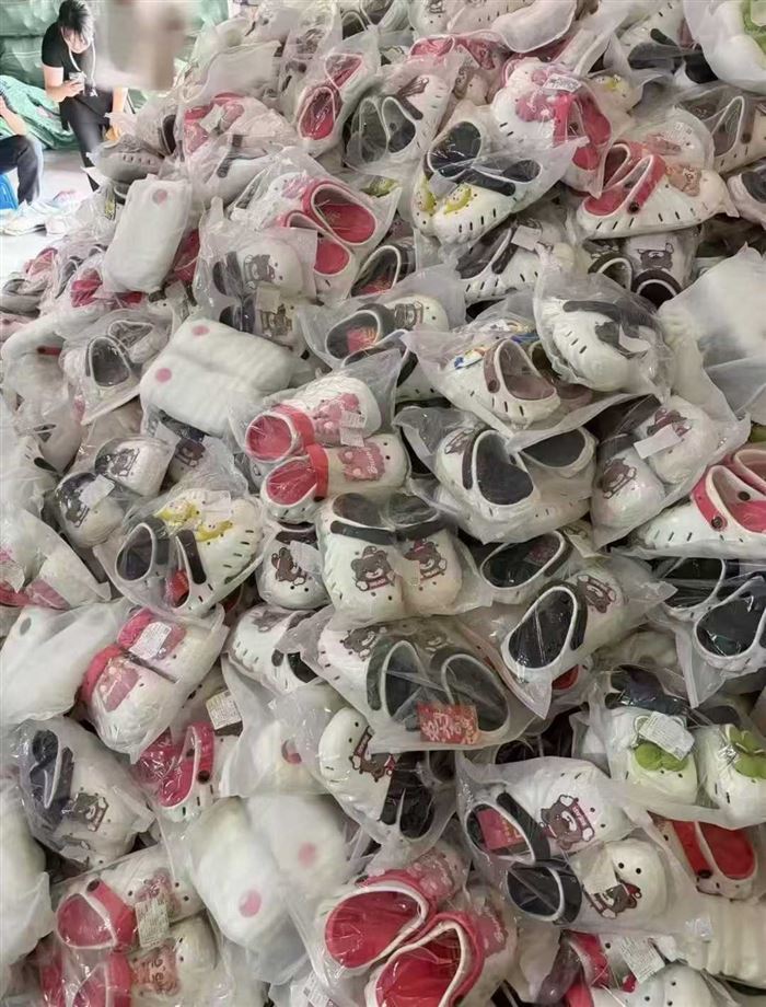拖鞋2000双 一等品 厚底双色儿童洞洞鞋 25-35码一件150双 5.X元/双