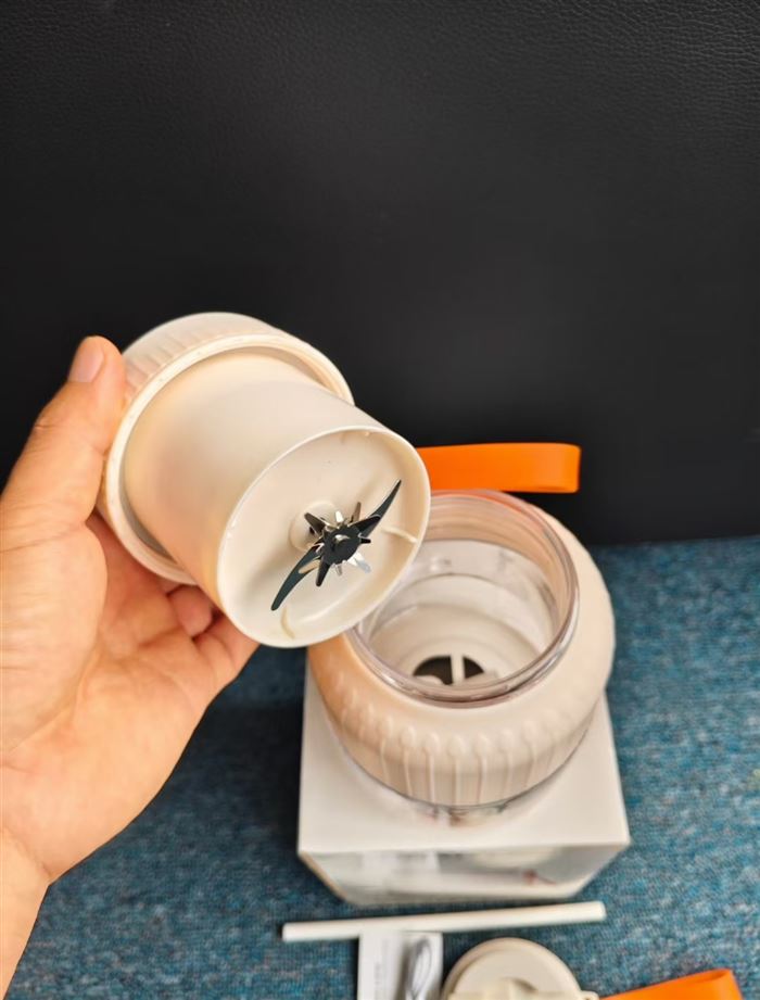 出口品牌充电吨吨杯7.4v双电池动力强劲~三层包装~数量2330台一件20台，低价清货