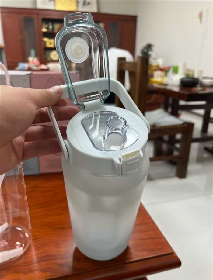 明星同款运动水壶到货6500个，品质做工非常好，2000ml，独立彩盒包装，一款多色，几块钱的事