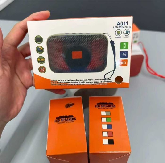 4700套 A011 便携蓝牙音箱 内置池容量 1200mAh 满电续航最长可达6小时 LED灯光模式、支持格式 FLAC/APE/MP3/WMA/W** 音频文件 播放模式 蓝牙、TF卡、U盘直读、AUX音频输入、FM收音机 。TWS 双机功能串联、手机支架、便携挂绳 ，全新带包装，有兴趣私聊