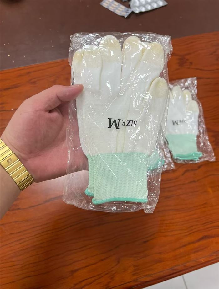 劳保手套到货5万双左右，独立包装，品质不错，收缩口带胶，有一部分发黄，不影响使用，给钱就卖