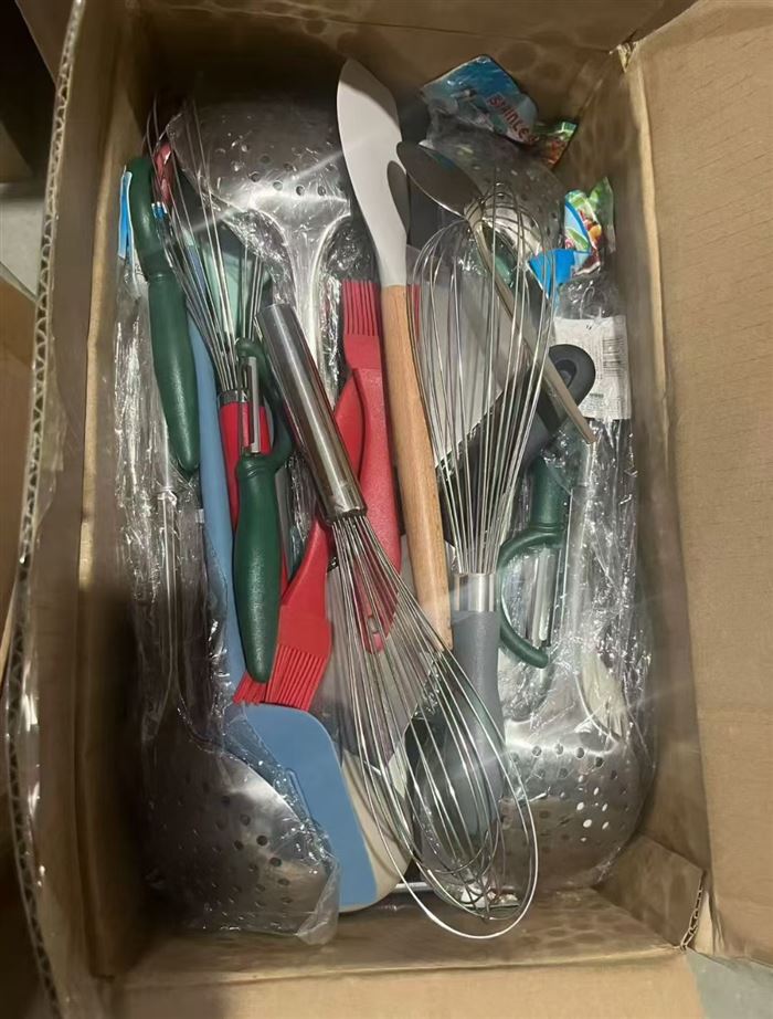 外贸杂款餐具25吨。 只要几千块一吨， 几毛一个起…