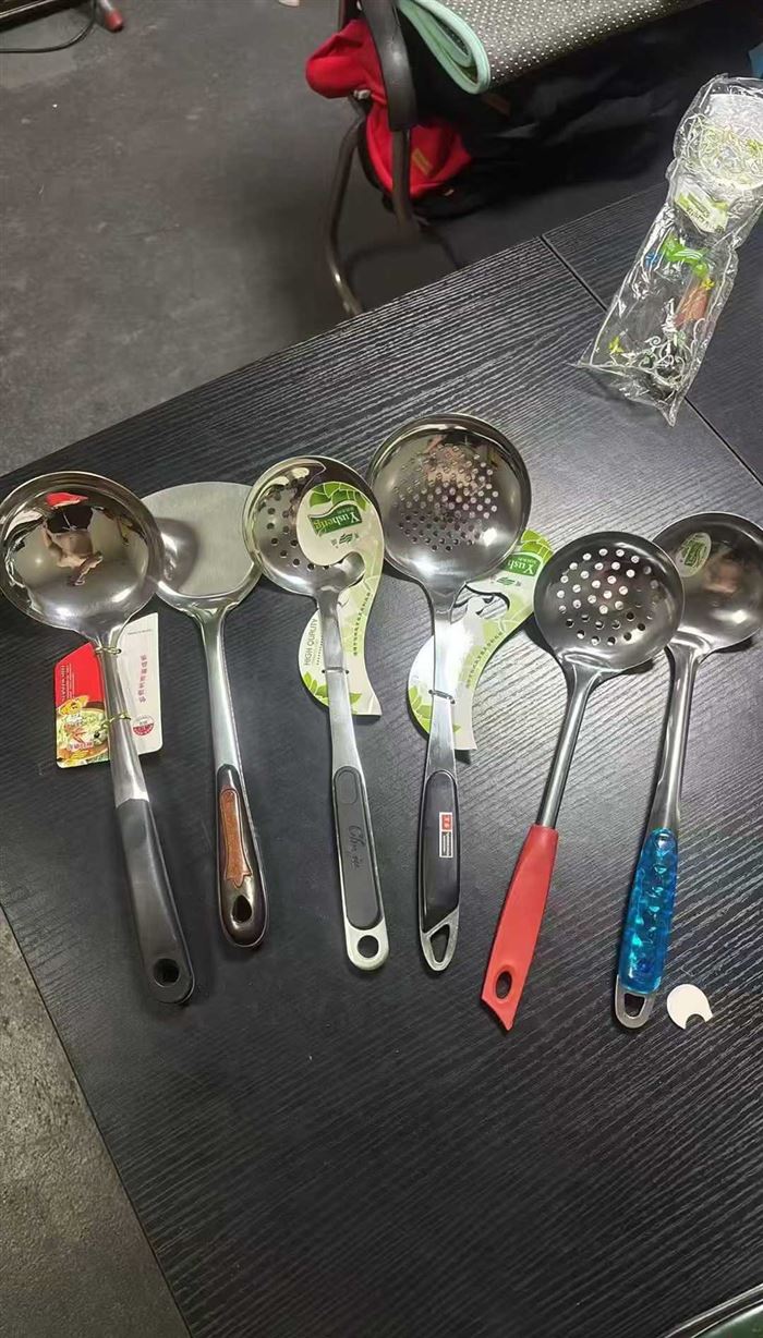 铲勺漏几吨！全部都是整箱整件！有需要联系！可来仓库看货！价格美丽！