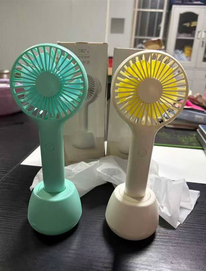 旋转风扇，独立包装 电池是18650，几百个
