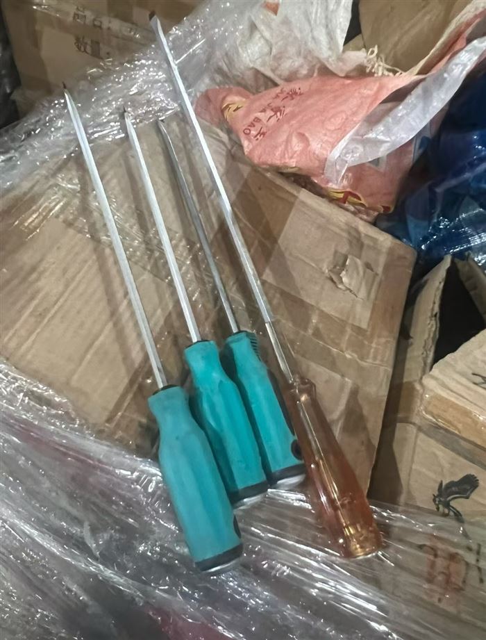 螺丝刀一吨左右， 全清3800元一吨， 几分钱一个起…