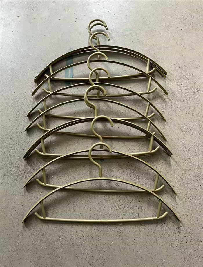 塑料衣挂到货20万个，一部分打好快递包，一包20个，按吨按个都可以，比废品价高点就卖