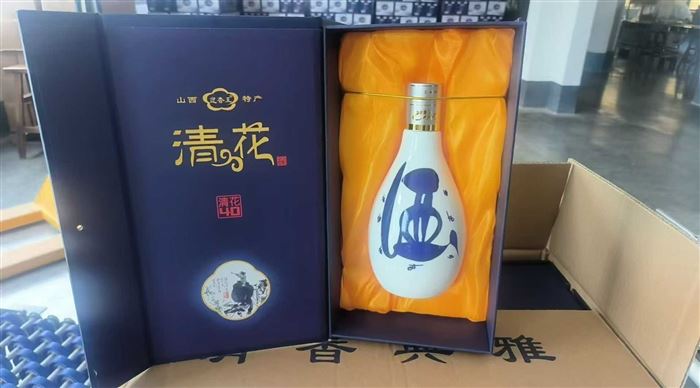 80元多元一箱，杏花村系列，​53度，一箱6盒，带三个手提袋，还有几百箱