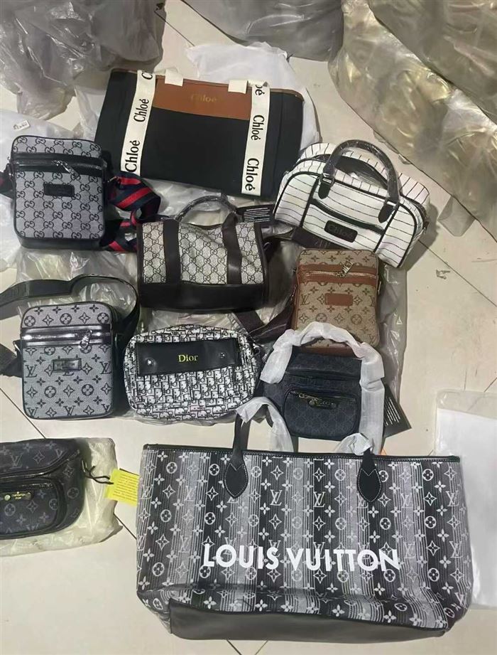 精品包包，有大有小，全部独立包装，还有300多个，便宜处理