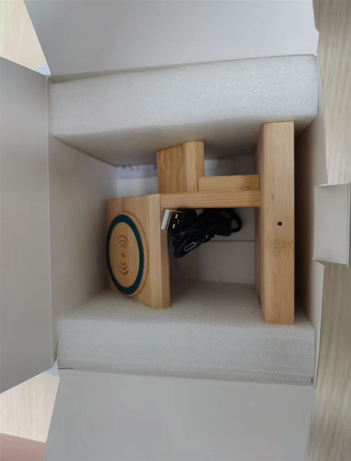 外贸原单，竹木三合一磁吸无线冲，手机、手表、耳机同时充电 尺寸16.5×14×11cm，数量3500pcs