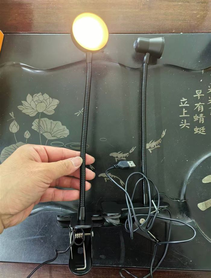 USB软管弯曲可调节夹子台灯 20000套 电商快递包装 几块钱😒😒😏😒