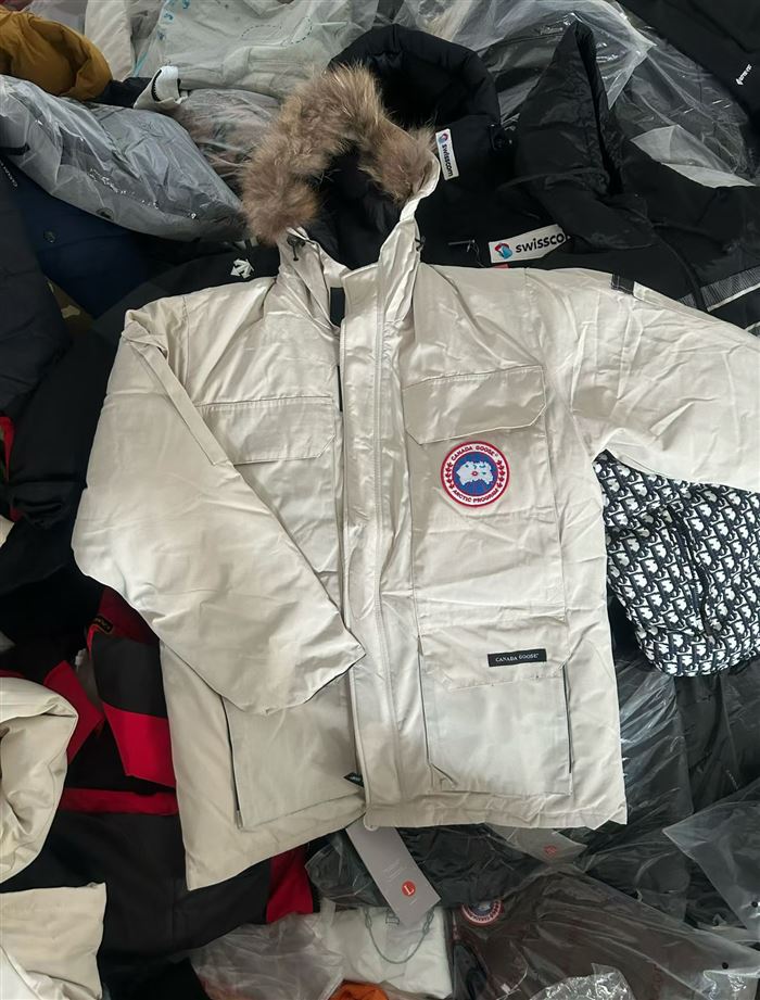 500多件杂款棉服，少量羽绒服，北面 蒙口 MLB 大鹅 迪桑，普拉达。