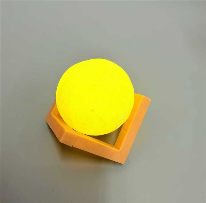 3215个 月球灯 6cm/8cm 两种小号尺寸 表面立体凹凸浮雕工艺，环保安全材质，母婴可用 。掌心大小不占地；搭配配套三角支架，立放、斜放随心摆，桌面、床头柜、梳妆台都适配。纽扣电池供电，无线免插电，柔光暖光护眼，夜间不扰眠。拥有 CE/RoHS/FC 出口认证，包装多英文说明。全新带包装，有兴趣私聊。