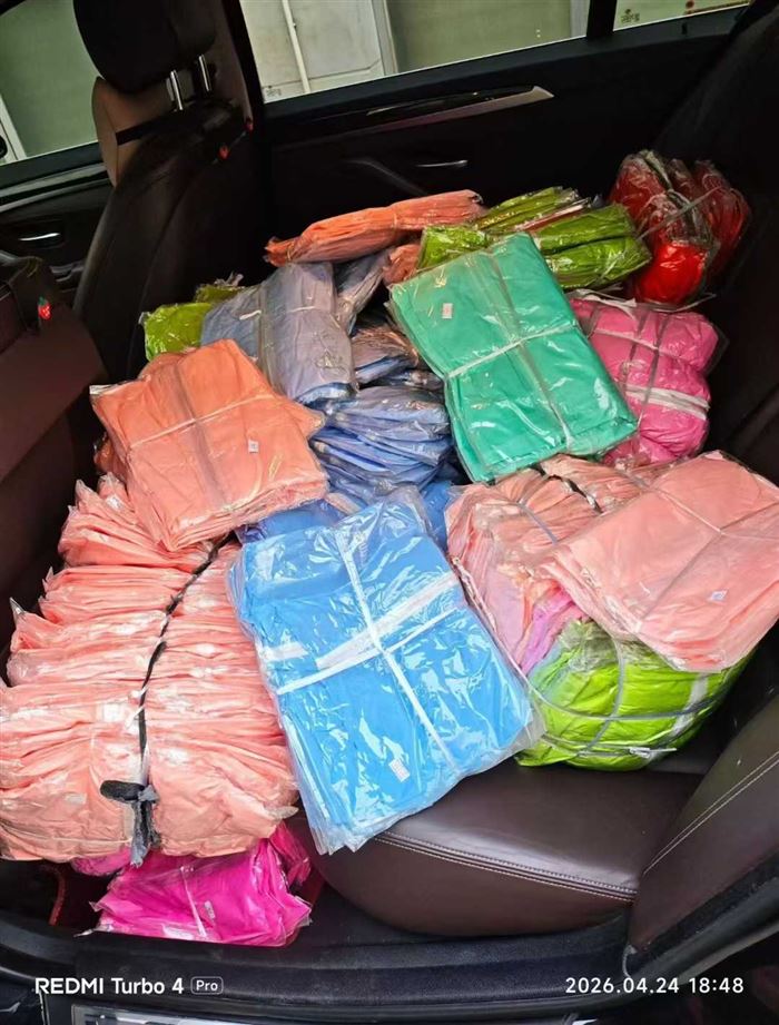 多色均码连帽束腰防晒衣到货500件，便宜出…… ​6~7种颜色，出厂原包装，品相完美，价格地板…… ​[握手][握手]：应季货，欢迎聊……