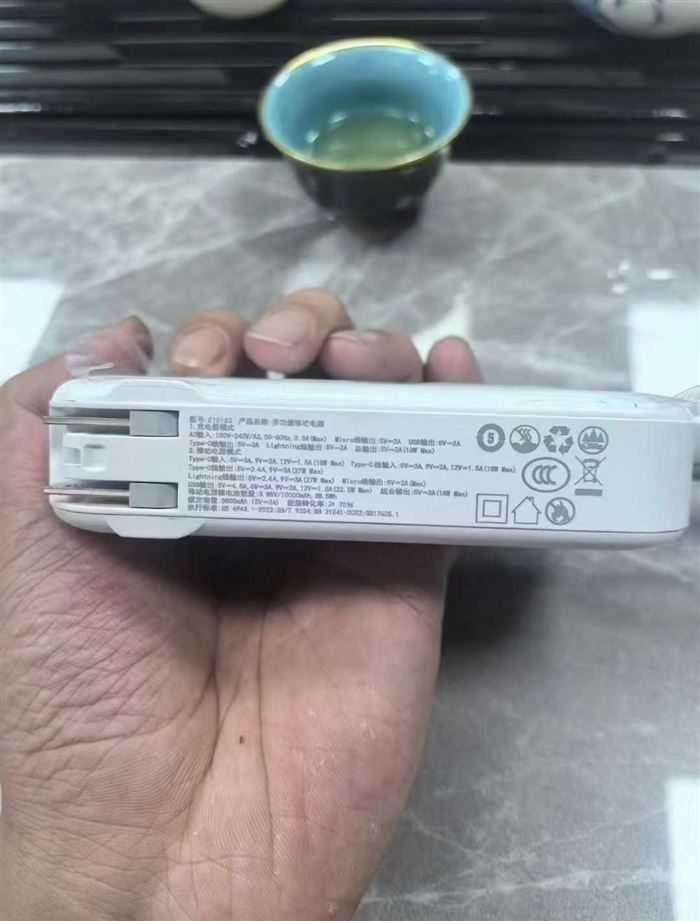 1万毫安多功能快充充电宝，带墙插，带3C标，带线，3000个，有兴趣私聊，一箱72个，配包装出货
