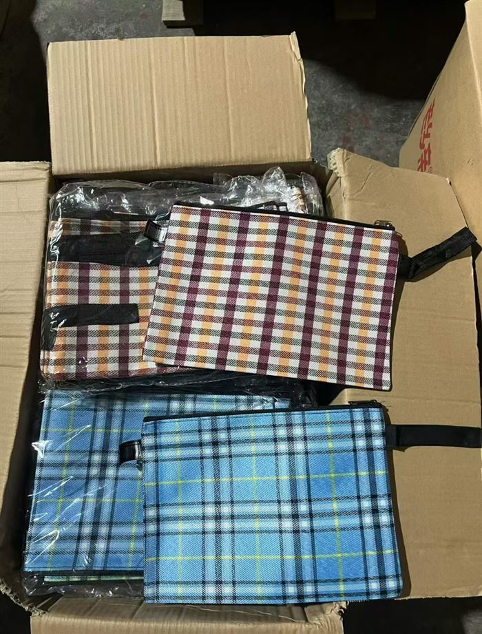 各种各样的包包 有3吨左右 按斤卖 懂货的来 价格便宜！