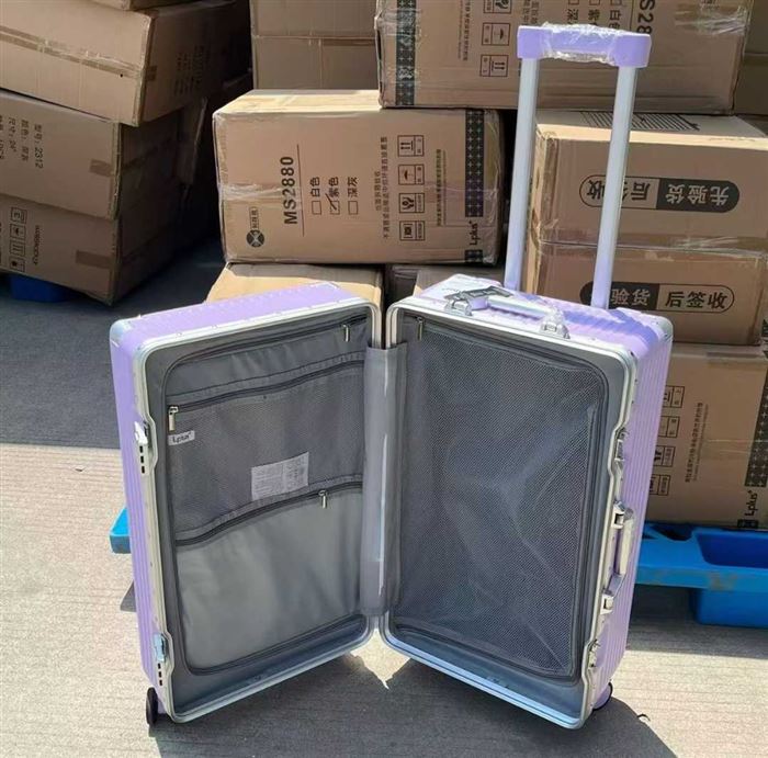 200多个品牌铝框行李箱，白色黑色多，紫色少