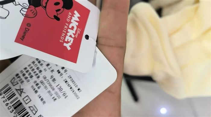 正版迪士尼儿童卫衣几百件，码数130-160，便宜处理