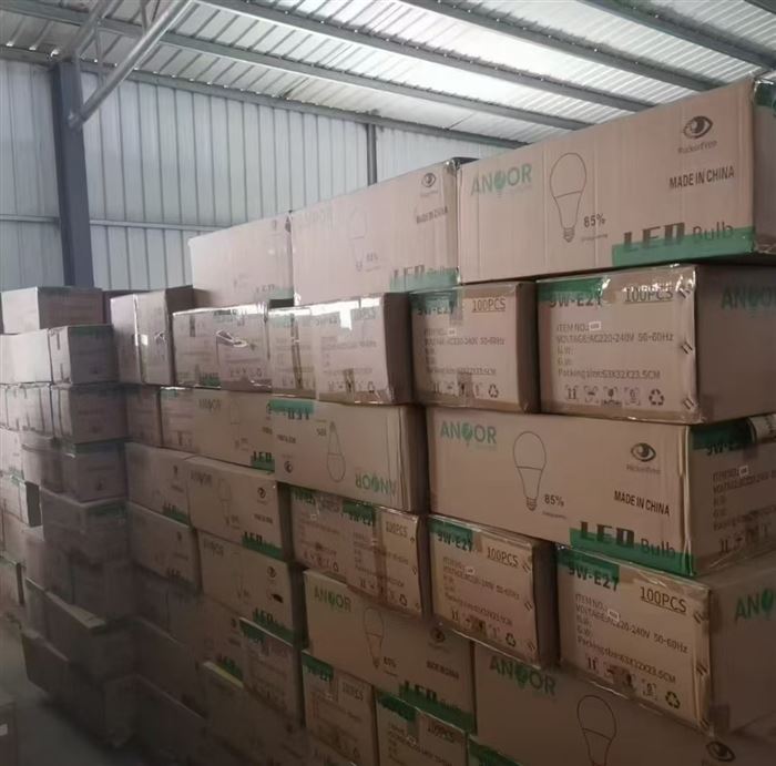 LED灯泡 10000个左右 便宜出