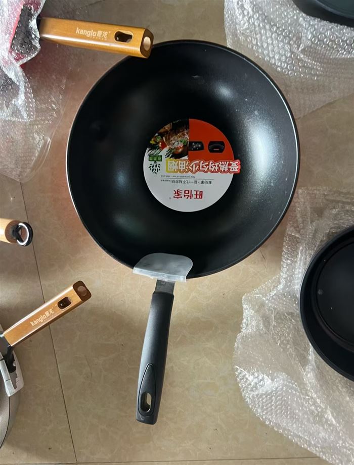 杂款炒锅，2吨左右， 几千块一吨， 🈴几块一个起…