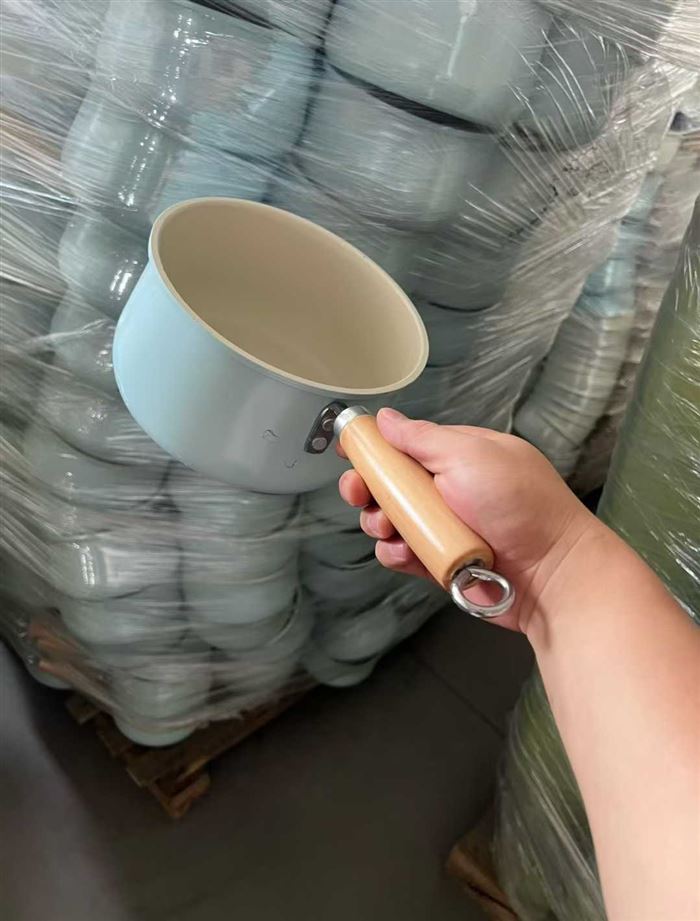 搪瓷小奶锅到货10000多个，高对标，高品质，就是没包装，几块钱处理