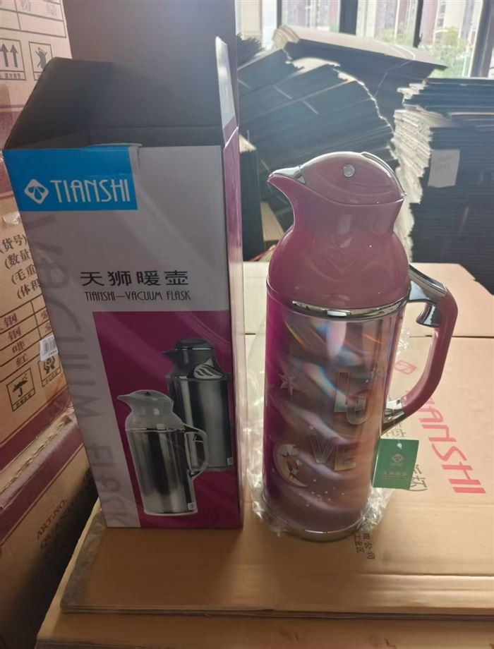 最新收货🔥🔥🔥 厂家资金链断裂，品牌保温壶后天到货30000多个，品质非常好，整单有清单，大货原箱原件，超高性价比，吃肉的跟上[加油][加油][加油]