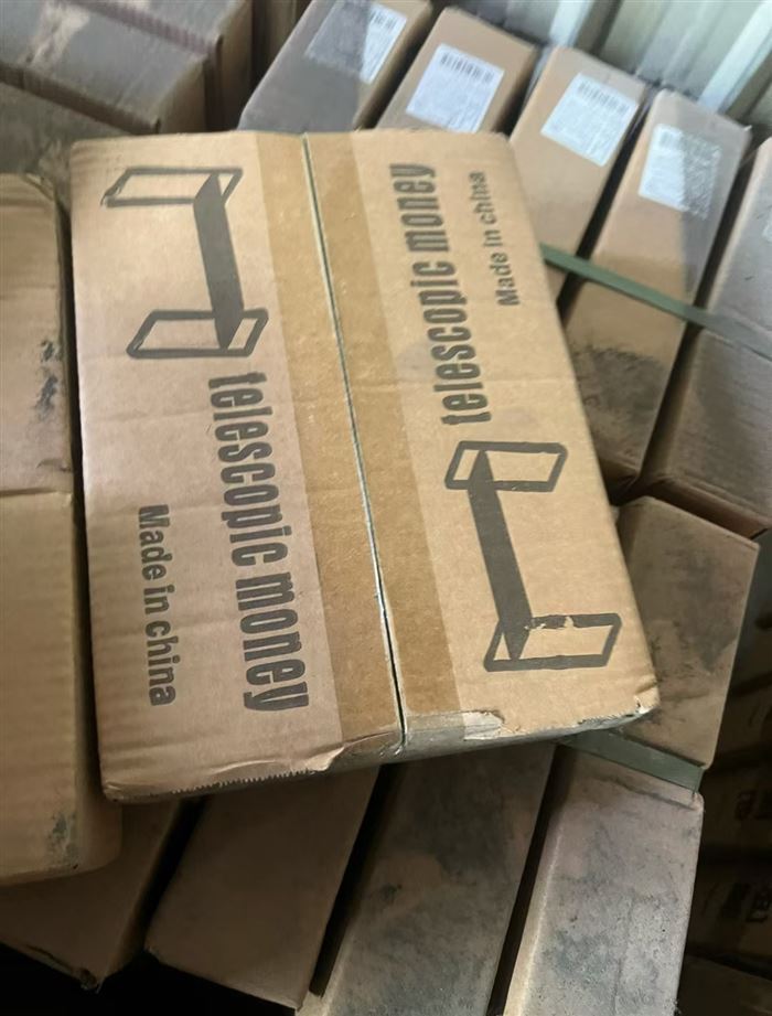 置物架1吨左右， 全清3600元一吨， 回炉价！手快有，手慢无！