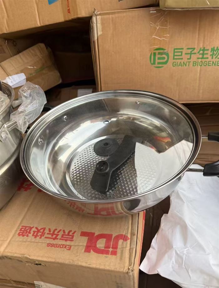 杂款餐具3吨左右， 7500元一吨！基本锅多！